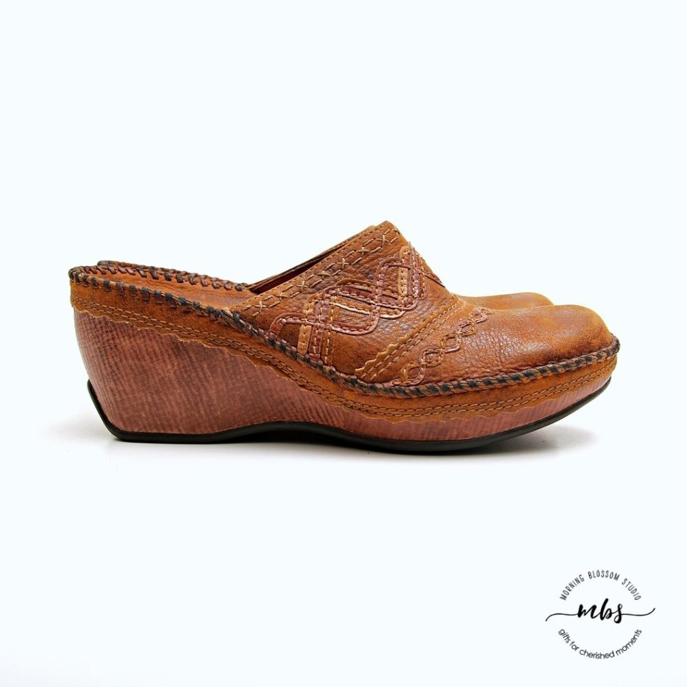 Clarks Artisan Distressed Leather Embroidered Clogs in Brown Women Size 6.5
